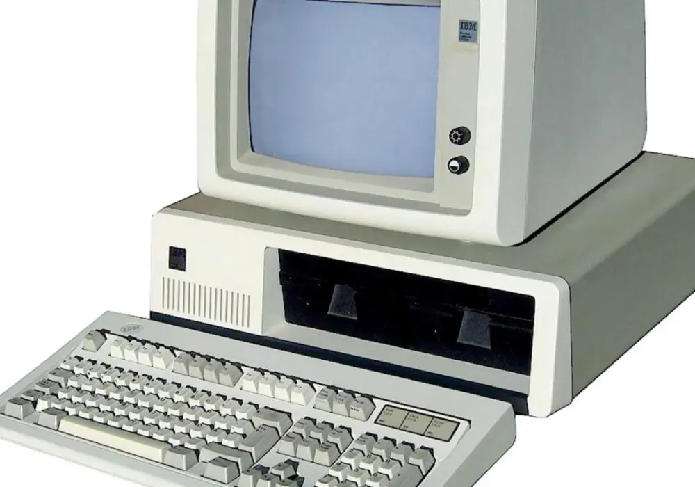 W którym roku powstał pierwszy komputer PC i dlaczego to ważne?