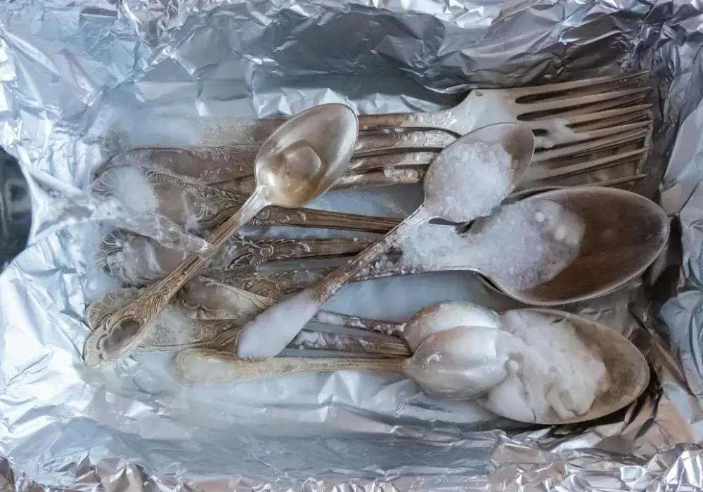Czym wyczyścić srebro w domu - Jak przywrócić blask bez rys?