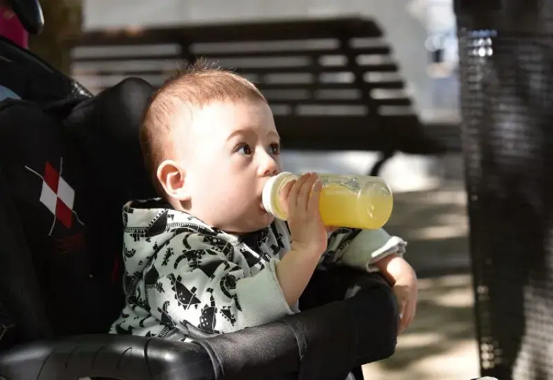 Do kiedy dziecko pije z butelki? Uniknij problemów z zębami!