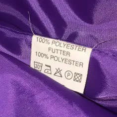Metka z informacją o składzie: 100% poliester. Podszewka również wykonana ze stuprocentowego poliestru.