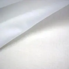 Delikatny, biały batyst układa się w miękkie fałdy, tworząc subtelny wzór.