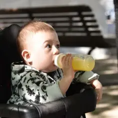 Do kiedy dziecko pije z butelki? Uniknij problemów z zębami!