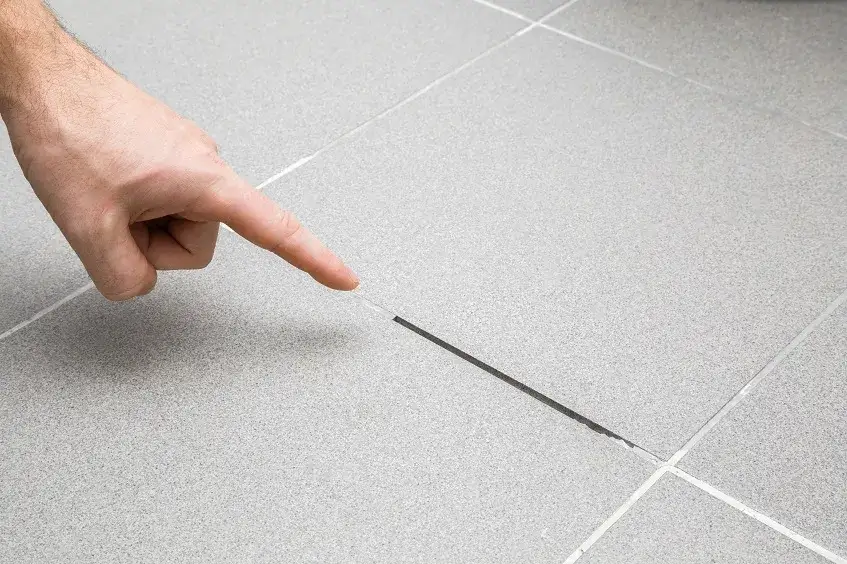 Zdjęcie Czym skleić pękniętą płytkę ceramiczną? Sprawdzone metody naprawy