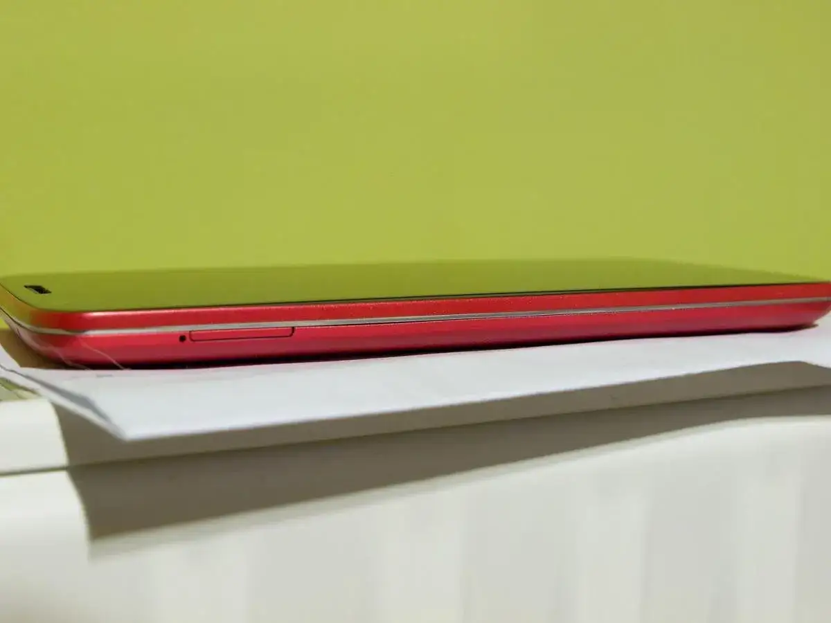 Zdjęcie Jak naprawić odklejający się ekran smartfona bez zbędnych kosztów